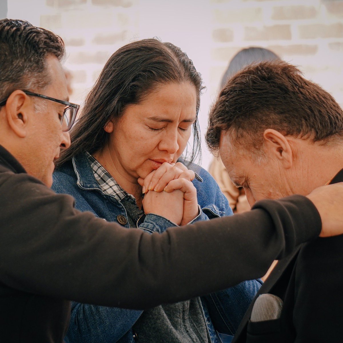 CasaRocaSabanaN's tweet photo. Hoy recordamos que no podemos seguir viviendo en cuevas cuando ya estamos en la tierra prometida.
☝🏼Debemos clamar al Señor para conocer la visión.
¡Feliz semana iglesia!
#QuiénDijoMiedo #PlaneoEnFe #Enfrentar #Valentía #Jesús #DomingoEnCasa https://t.co/yKRpnvVQmH