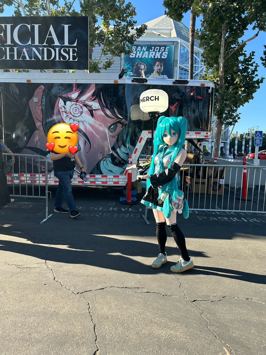 hongge2333's tweet photo. Miku pulled up to support Ado tonight 💙
Caught a quick pic with the merch truck before things get crazy!
#AdoLive #HatsuneMiku #KIGCosplay #Vocaloid https://t.co/9xP4DtzqQb
