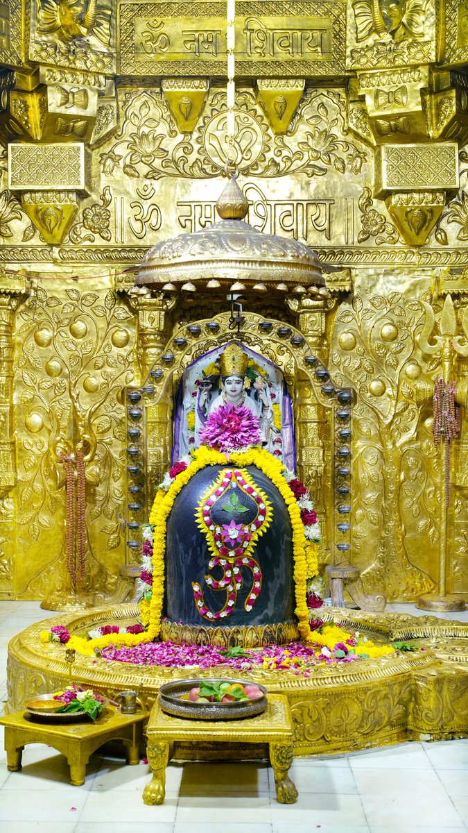 श्री सोमनाथ महादेव मंदिर,
प्रथम ज्योतिर्लिंग - गुजरात (सौराष्ट्र)
दिनांकः 14 जूलाई 2025,आषाढ कृष्ण चतुर्थी(संकष्ट चतुर्थी) - सोमवार
प्रातः श्रृंगार
07254138
#somnath #mahadev #shivji
#bhakti #somnathlivedarshan #somnathtemple