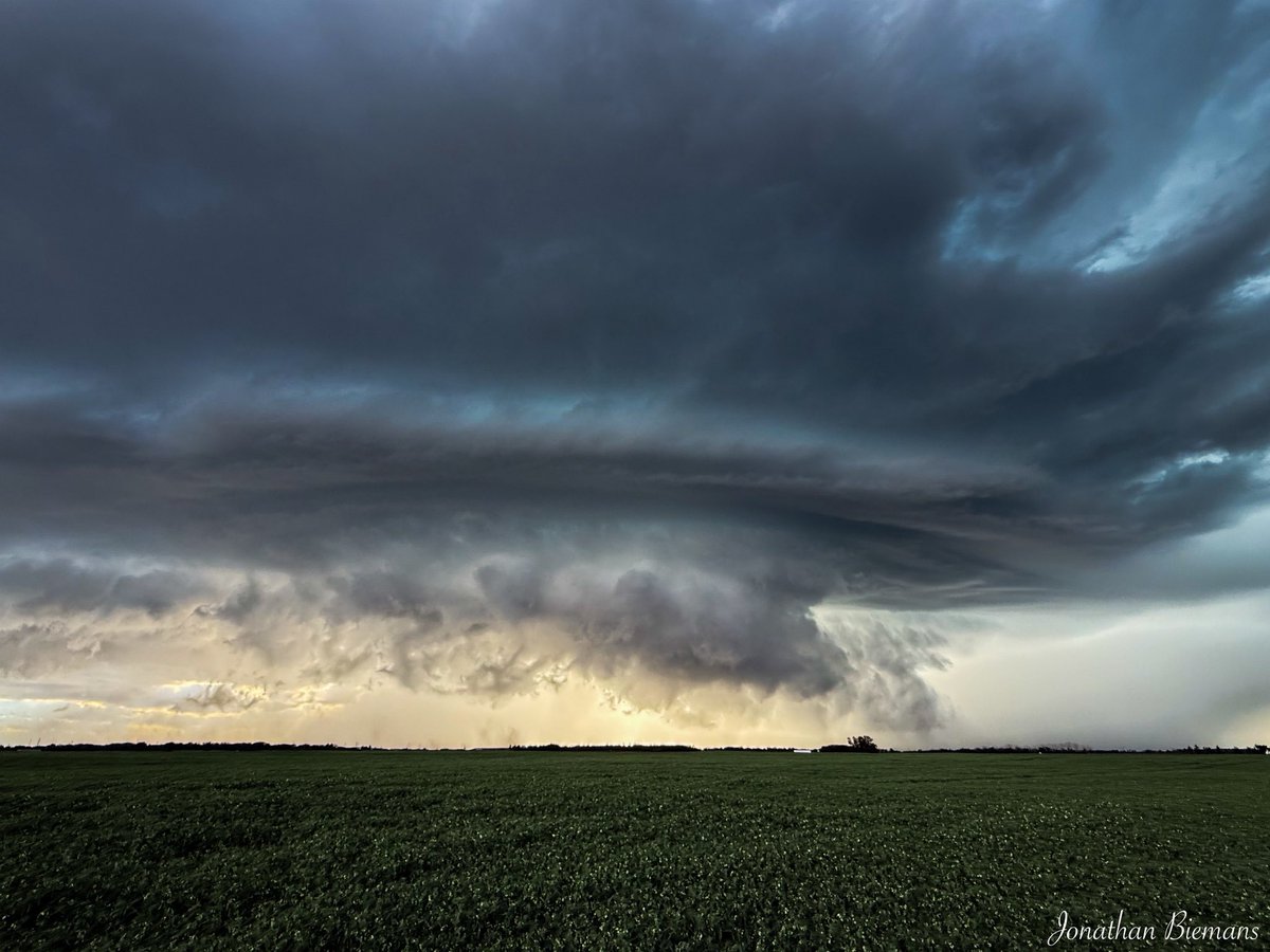 Intense supercell entering Calgary! 
#abstorm #shareyourweather