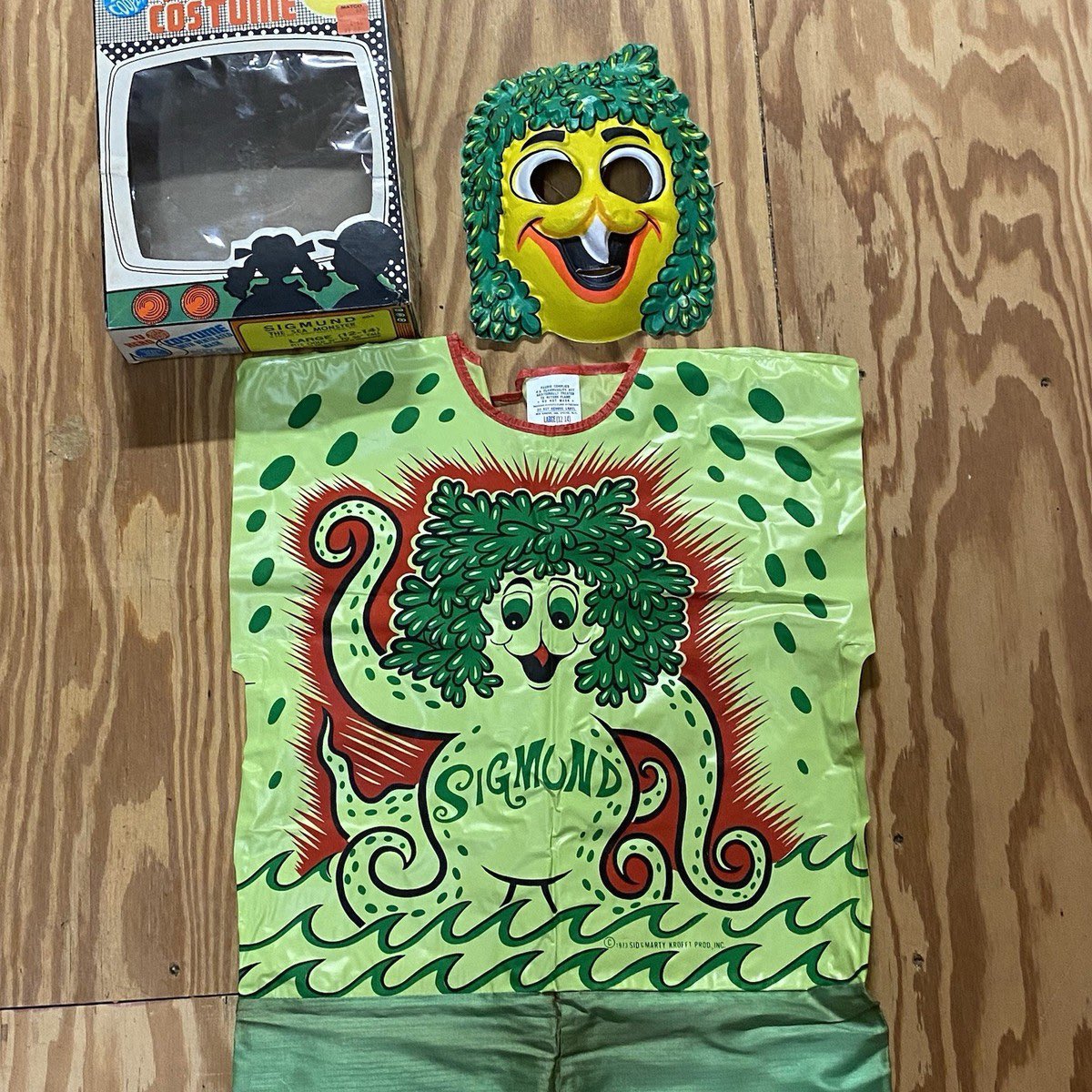 hauntorama's tweet image. Any Sid and Marty Kroft fans? Did you have one of these cool Halloween costumes?
#SpookyScarySunday #Halloween