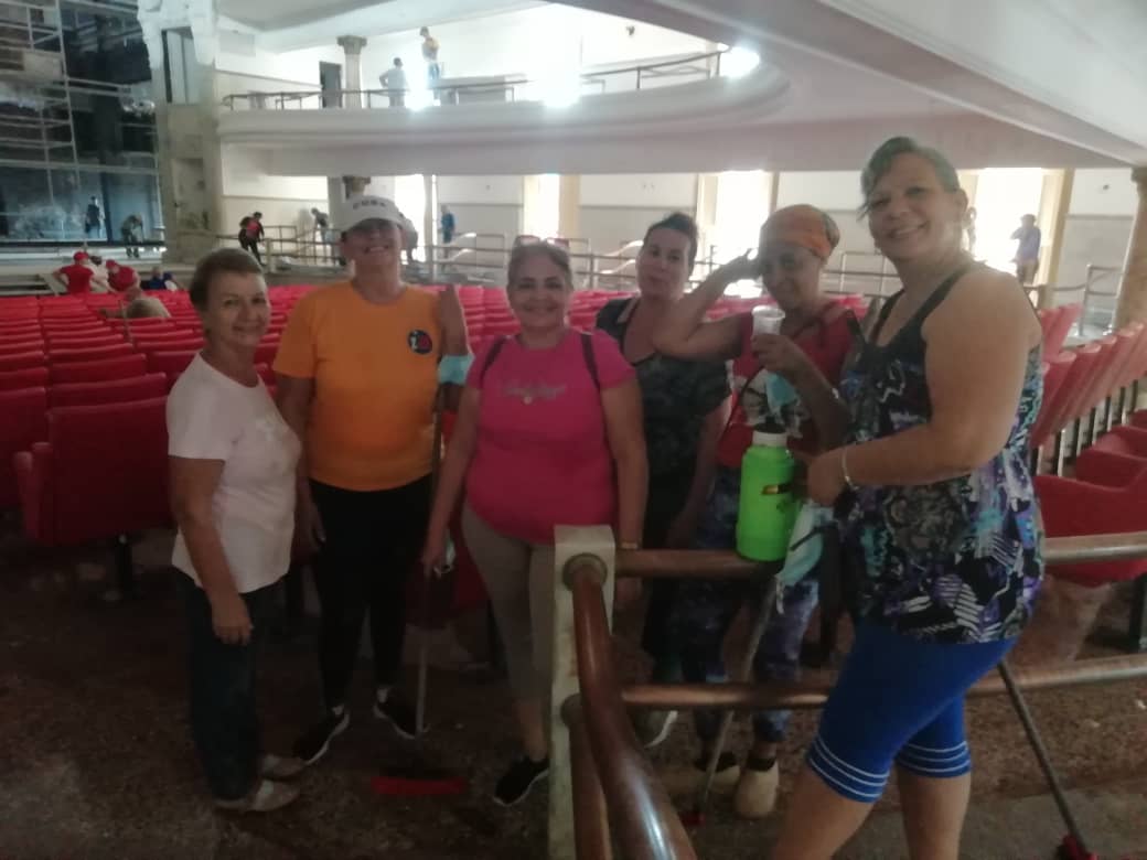 Maricelapt2022's tweet photo. Hoy domingo 13 de junio la @DGECiegoDeAvila en tareas de impacto social de trabajo voluntario en el Teatro Principal de la provincia #CiegodeAvila y el la Empresa de Cítricos en la localidad de Ceballos.
Entre todo podemos lograrlo y #VamosPorMas.
#Cuba #CubaMined #LatirAvileño https://t.co/gRD6kzLp2P