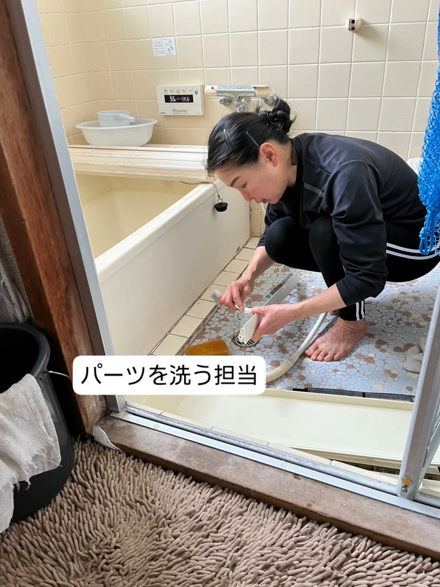 bosoclean's tweet photo. 【エアコンクリーニング、してますか？】

エアコンクリーニングの目安は、2,3年に一度です。（使用頻度にもよる）

『購入してから数年間、一度もしていない』かなり危険よぉ～💦今回も内部から真っ黒な水が出てきた～😱
エアコンは綺麗な状態で使いましょう。

#エアコンクリーニング
#千葉県 https://t.co/pIeM90Jqf7