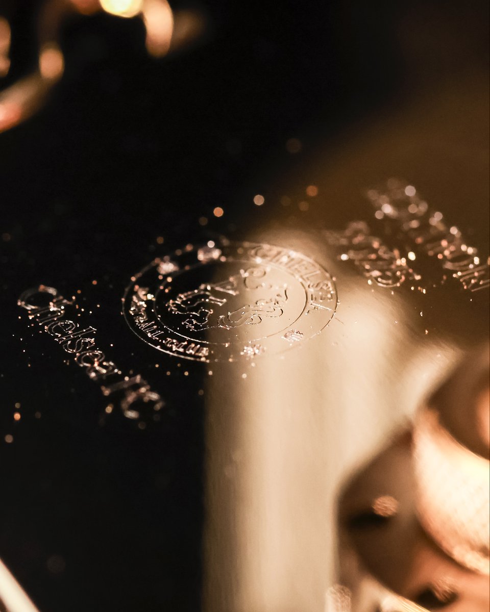 FIFAcom's tweet image. The moment @ChelseaFC became the first name engraved on the @FIFACWC trophy, crafted in collaboration with @TiffanyAndCo 🏆💙