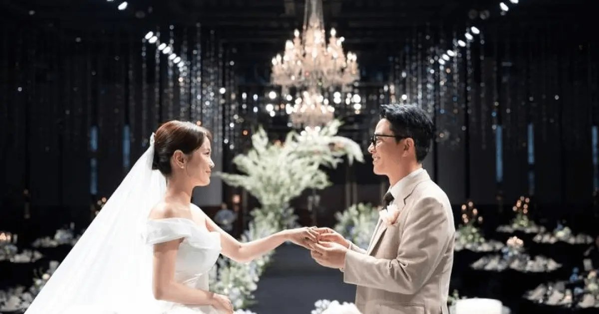 #Celebrity #kimjimin #kimjunho #ParkNaRae Kim Jun-ho and Kim Ji-min Tie the Knot in Star-Studded Wedding; Bouquet Goes to Han Yoon-seo, Not Park Na-rae dlvr.it/TLvK1f