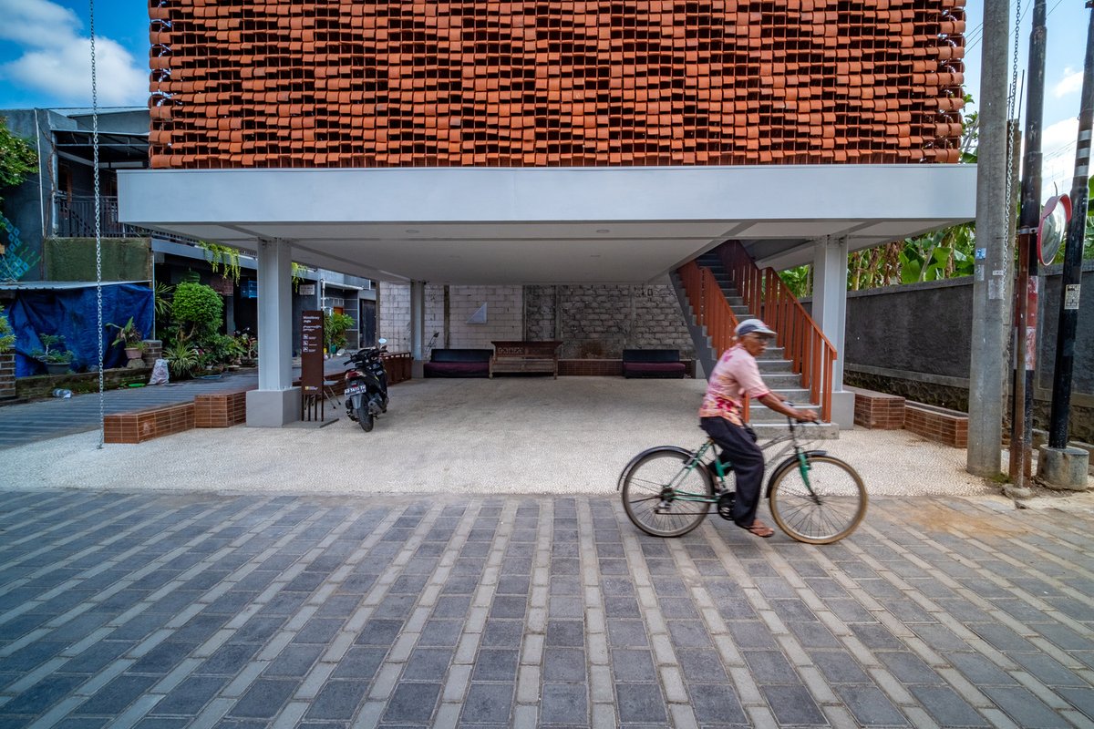 CRColasurdo's tweet image. New obsession: Indonesia's Kampungs (villages), high-density, low-rise urban forms—including this set of acupuncture-like additions to Yogyakarta's Kampung Mrican: a library, playground, public space, flood-control post, a community garden, a bridge, and a sidewalk system.