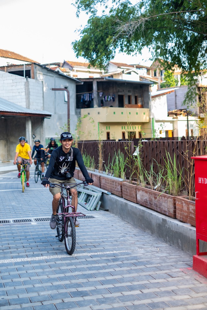 CRColasurdo's tweet image. New obsession: Indonesia's Kampungs (villages), high-density, low-rise urban forms—including this set of acupuncture-like additions to Yogyakarta's Kampung Mrican: a library, playground, public space, flood-control post, a community garden, a bridge, and a sidewalk system.