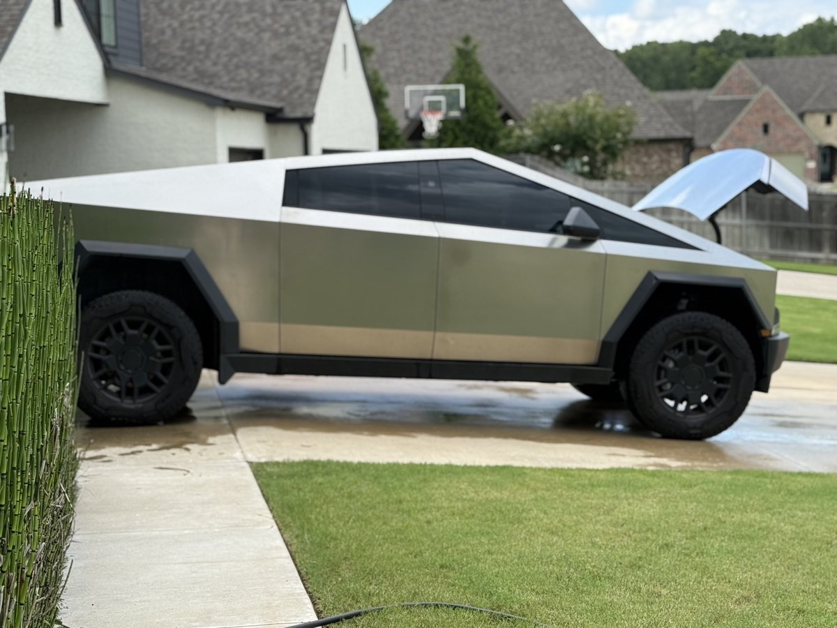 skylerity's tweet image. Freshly pressure washed after successfully completing an over 18 hour summer bug genocide and crusade, driving entirely on FSD.