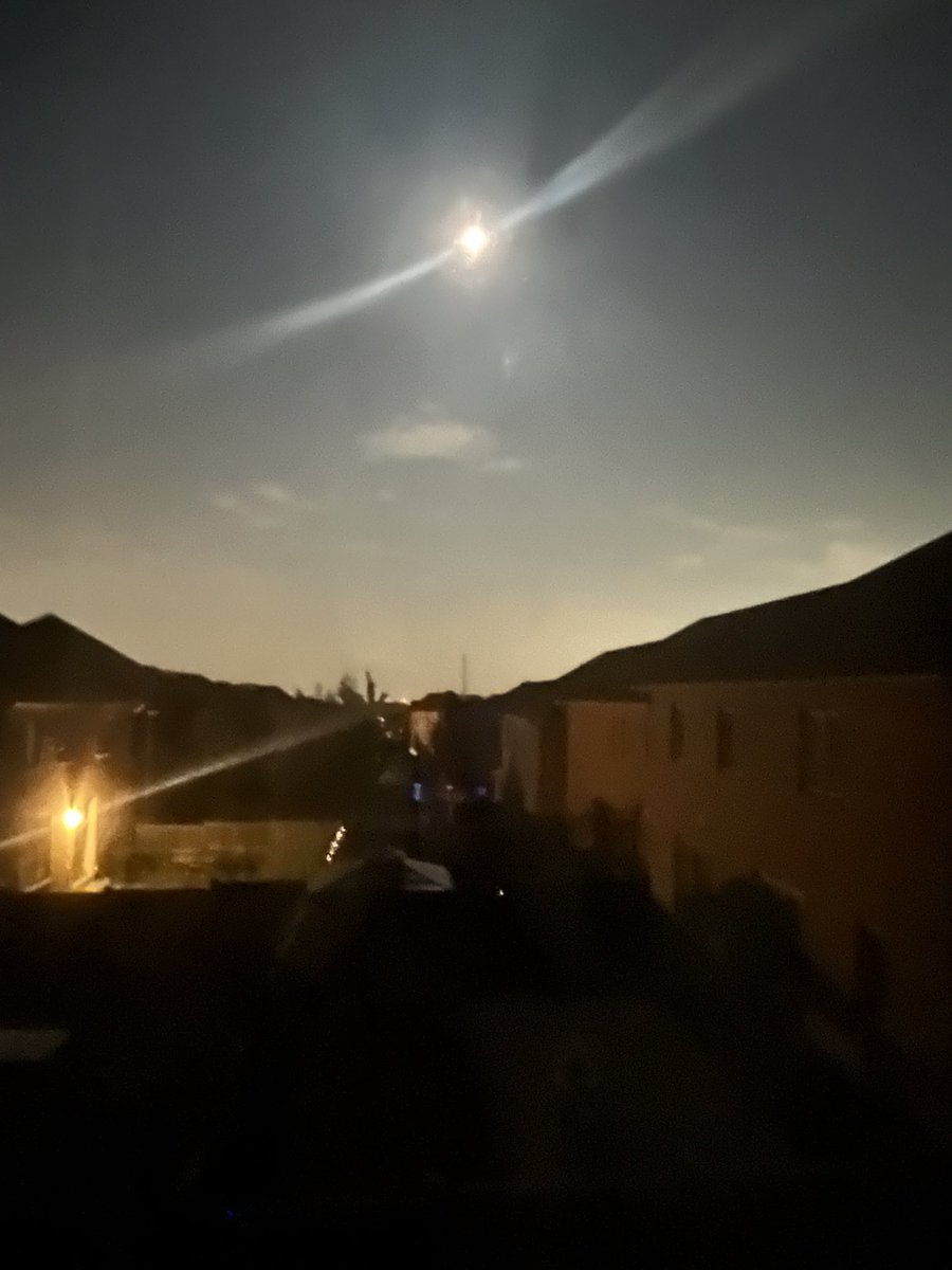 moongirl345's tweet image. We bid farewell to Jalsa Canada 🇨🇦 today with heartfelt prayers,love and gratitude to Allah for its brilliant success.The moon too shone down in all its glory ❤️