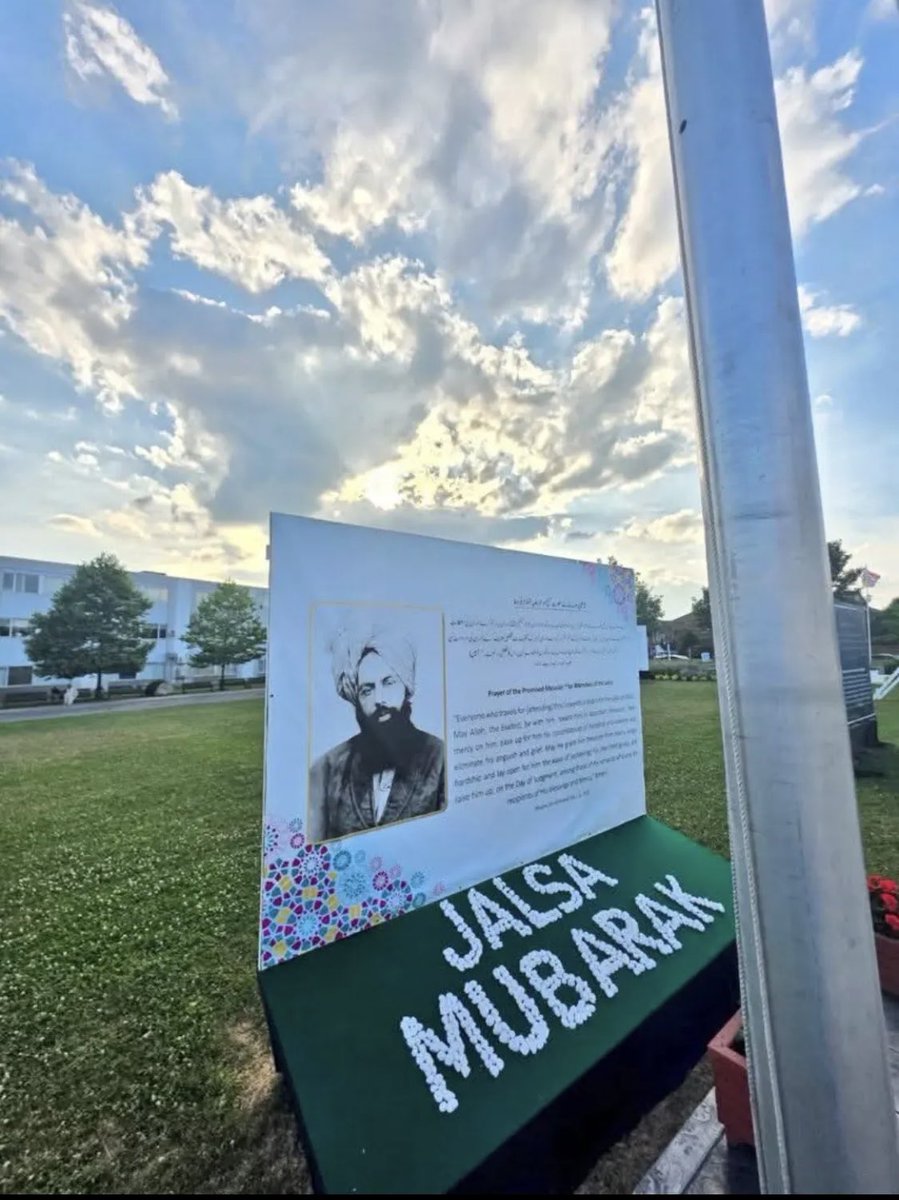 moongirl345's tweet image. We bid farewell to Jalsa Canada 🇨🇦 today with heartfelt prayers,love and gratitude to Allah for its brilliant success.The moon too shone down in all its glory ❤️