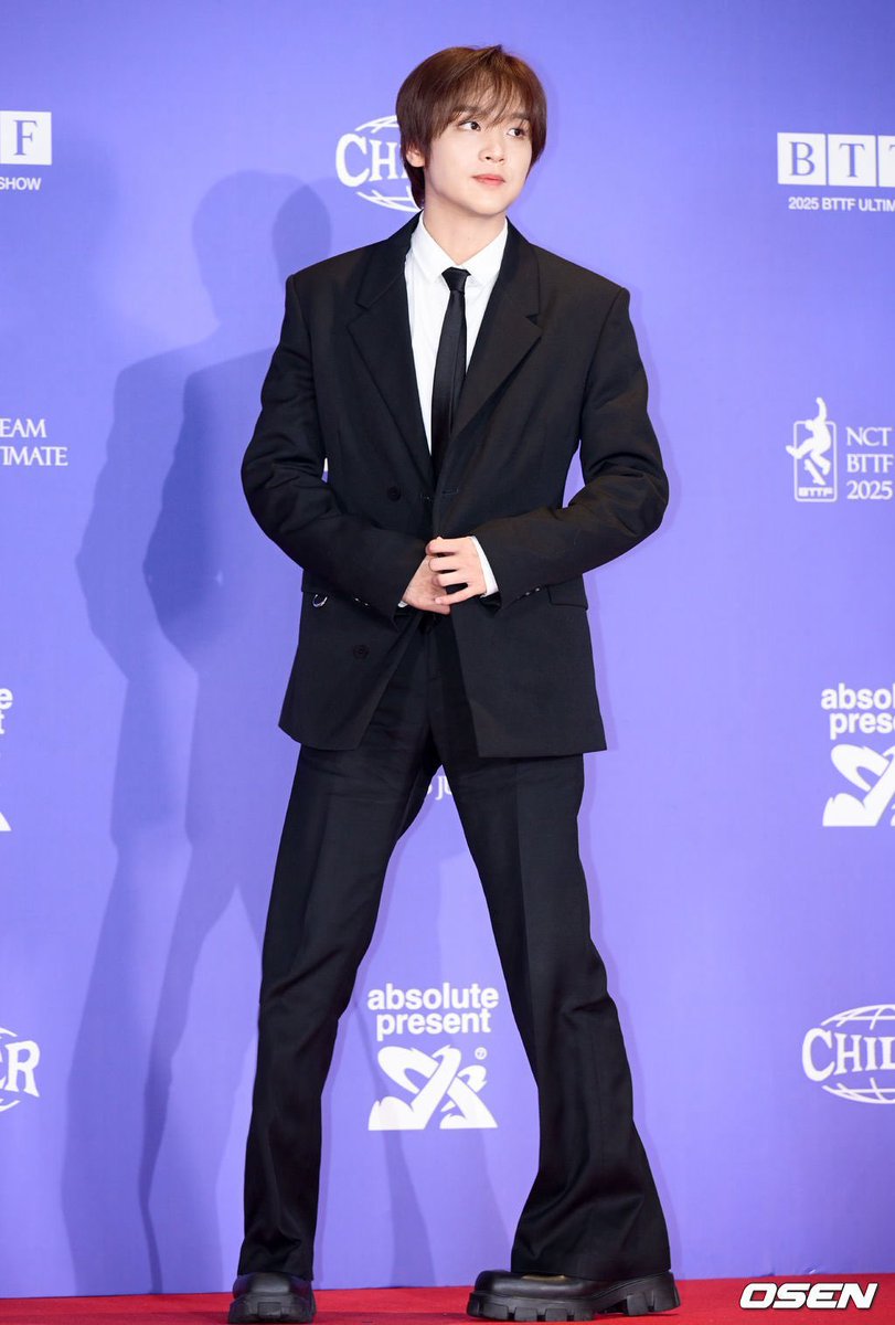 hyeokfs's tweet photo. haechan’s body proportion >>> https://t.co/3ASZlHOH5H