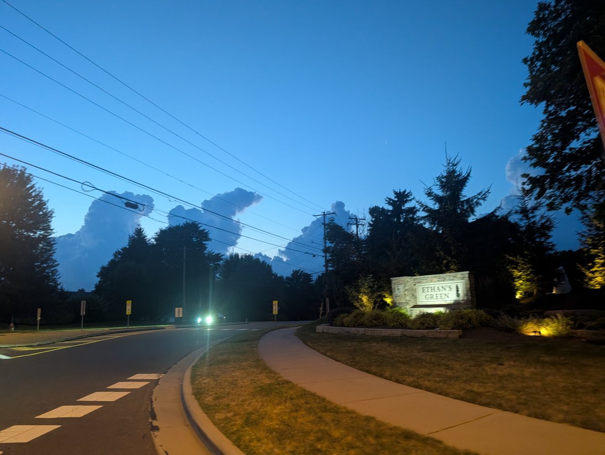 ValliStauffer's tweet image. Spectacular summer evening clouds! WOW!