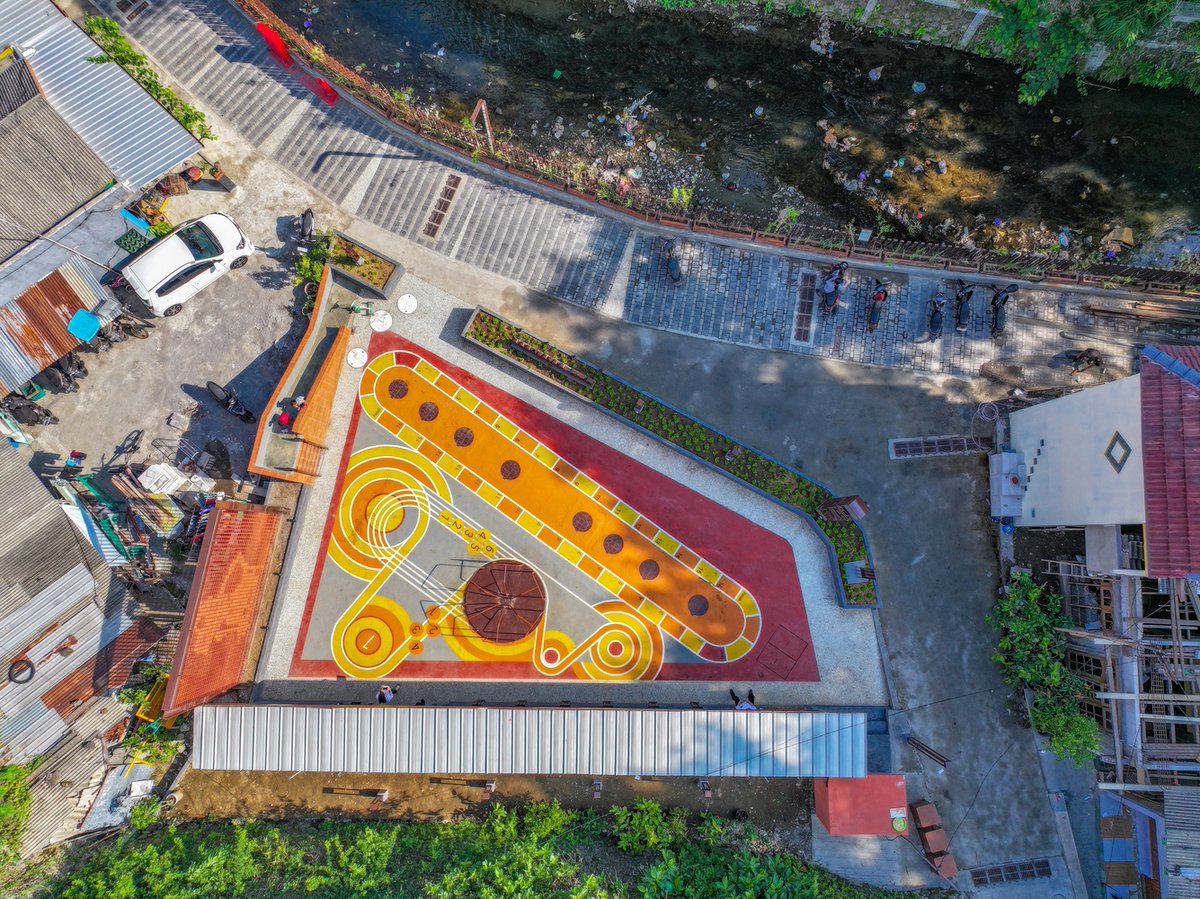 CRColasurdo's tweet image. New obsession: Indonesia's Kampungs (villages), high-density, low-rise urban forms—including this set of acupuncture-like additions to Yogyakarta's Kampung Mrican: a library, playground, public space, flood-control post, a community garden, a bridge, and a sidewalk system.