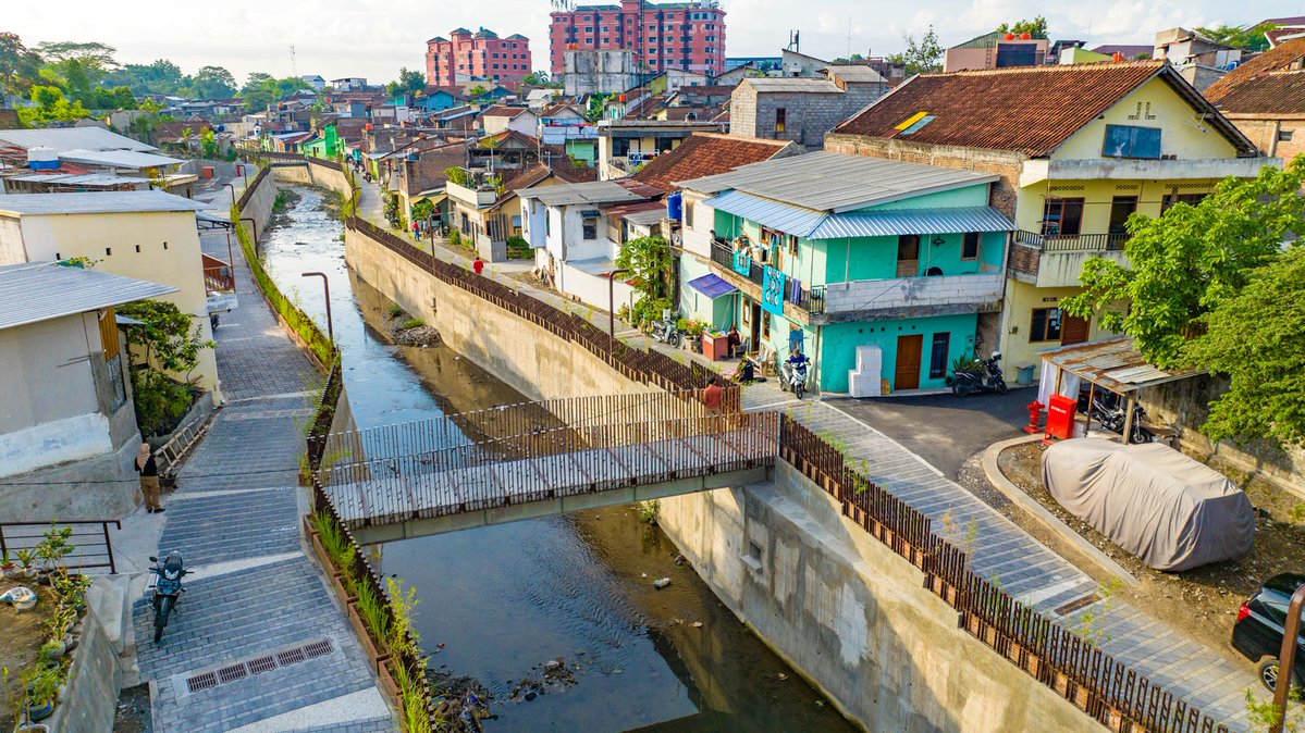 CRColasurdo's tweet image. New obsession: Indonesia's Kampungs (villages), high-density, low-rise urban forms—including this set of acupuncture-like additions to Yogyakarta's Kampung Mrican: a library, playground, public space, flood-control post, a community garden, a bridge, and a sidewalk system.