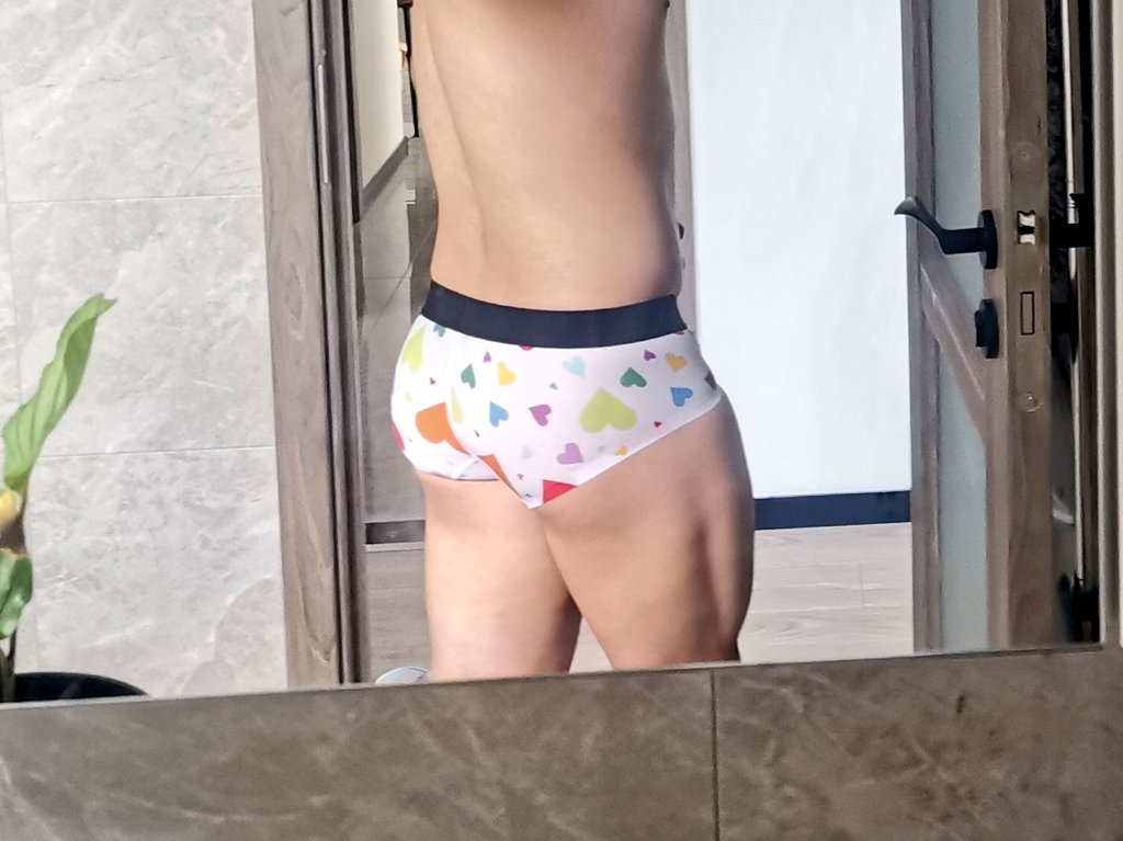 继续性感平角，这款喜欢的花色也就4个。
#UnderwearForMen #性感内裤 #内裤控 #肉壮