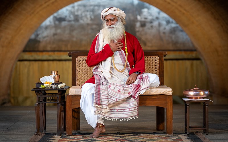 SadhguruJV's tweet image. Your life becomes spectacular not by what you gather and possess but by the profoundness of experience. #SadhguruQuotes
