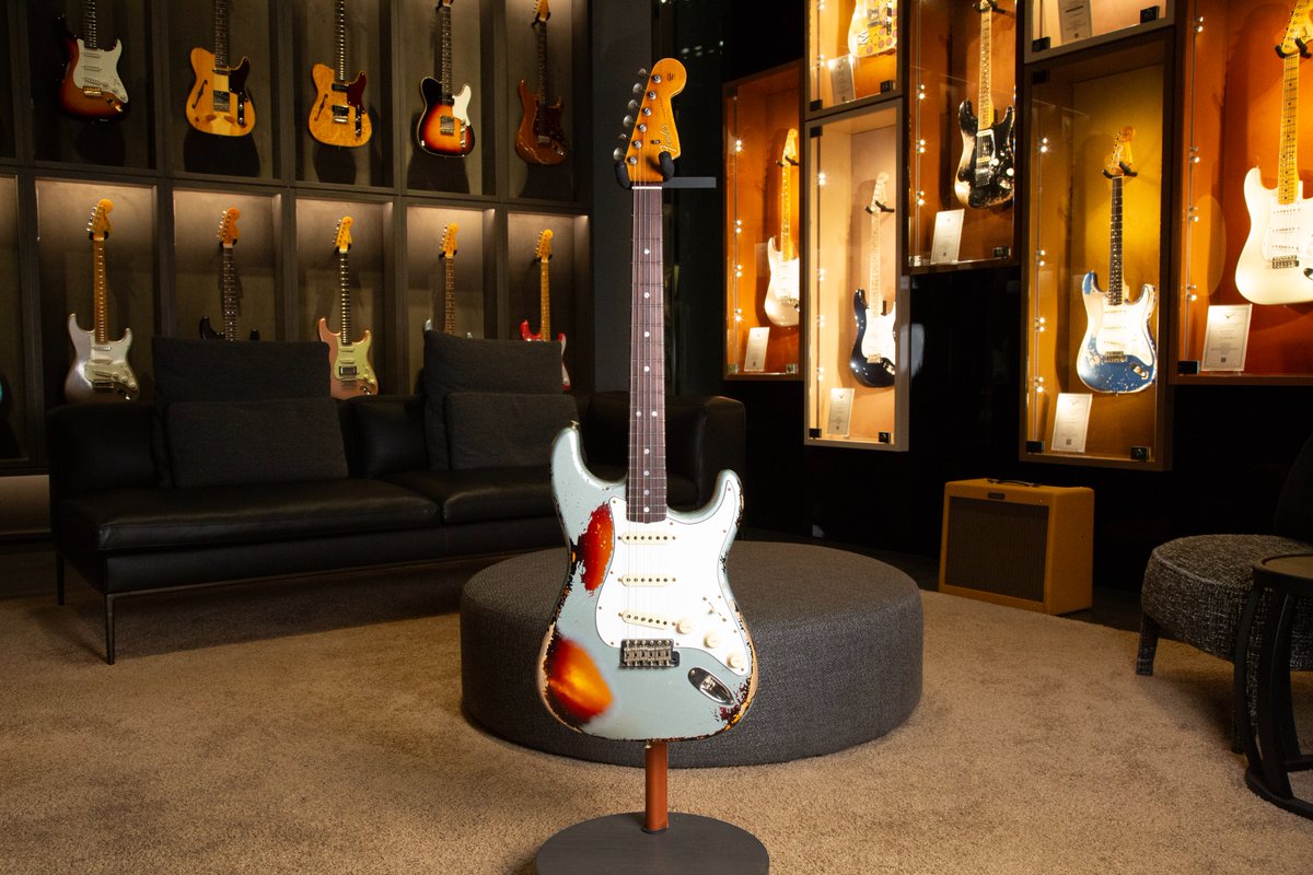 Fender_Official's tweet image. #FenderCustomShop: 1965 Stratocaster Super Heavy Relic
軽量で優れたレゾナンスが特徴の2ピースセレクトアルダーのボディにはSuper Heavy Relicフィニッシュが施され、長年愛され続けたヴィンテージギターの真髄を体現した1本。
詳しくはこちら⏩jp.fender.com/products/1965-…