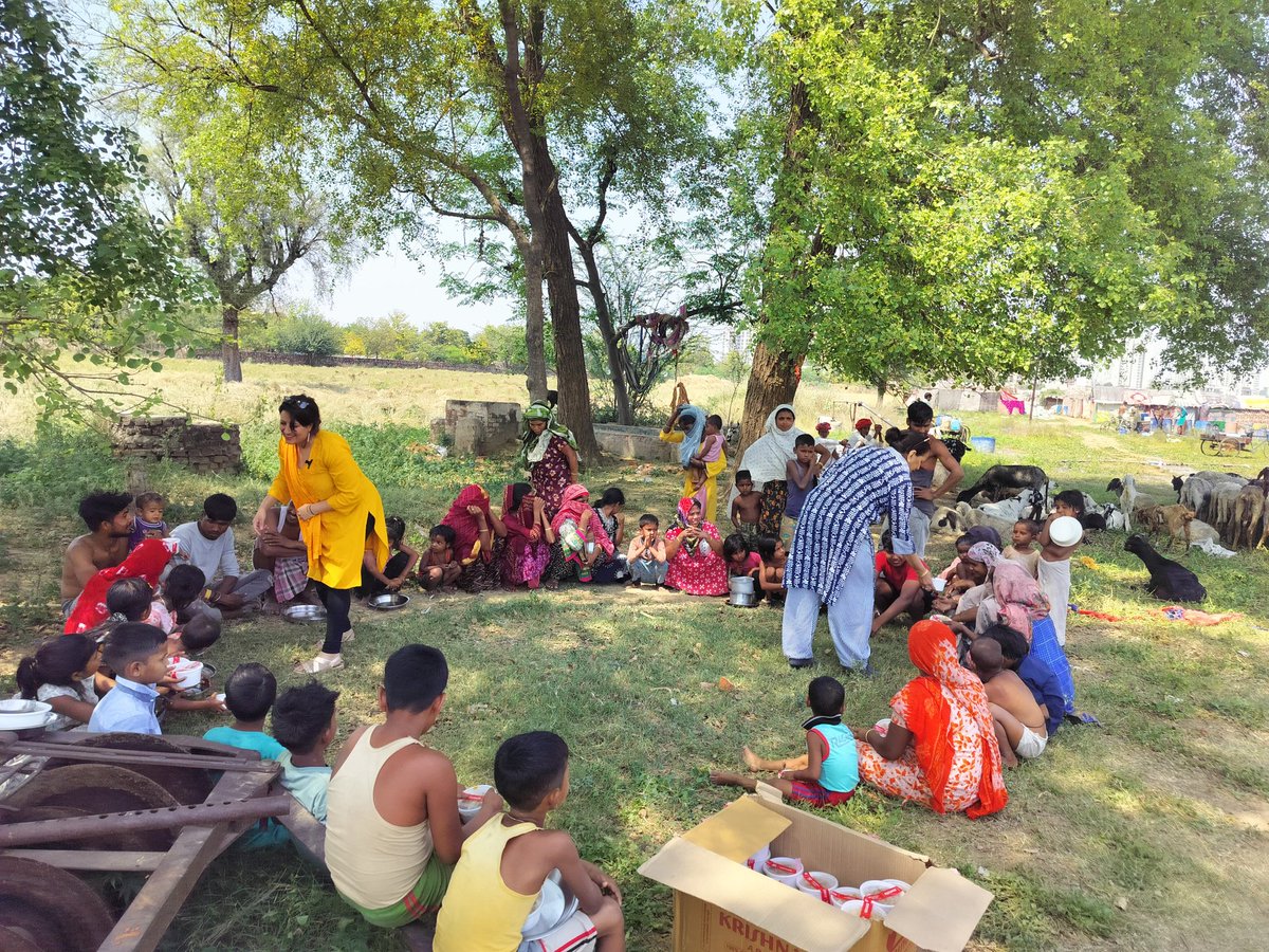 AshaChauhanT's tweet image. #GoodMorning
Embrace #kindness, shun idoltary to precious possession
Reaching out to less privileged makes us humble and grateful. We understand how fortunate we are
Helping them is a way to express gratitude to Almighty God for HIS blessings 🙏
#vss365 #empathy #Compassion