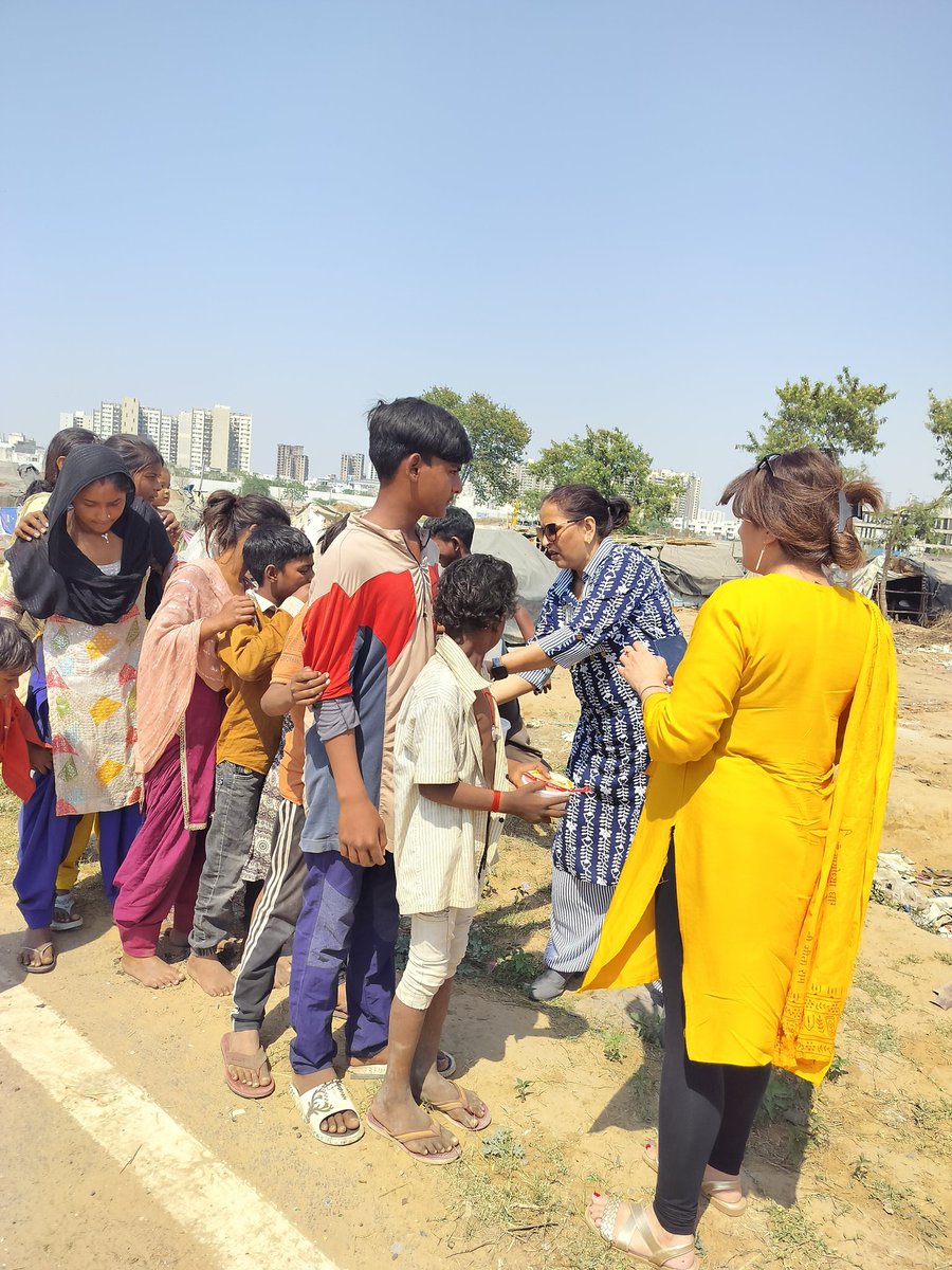 AshaChauhanT's tweet image. #GoodMorning
Embrace #kindness, shun idoltary to precious possession
Reaching out to less privileged makes us humble and grateful. We understand how fortunate we are
Helping them is a way to express gratitude to Almighty God for HIS blessings 🙏
#vss365 #empathy #Compassion