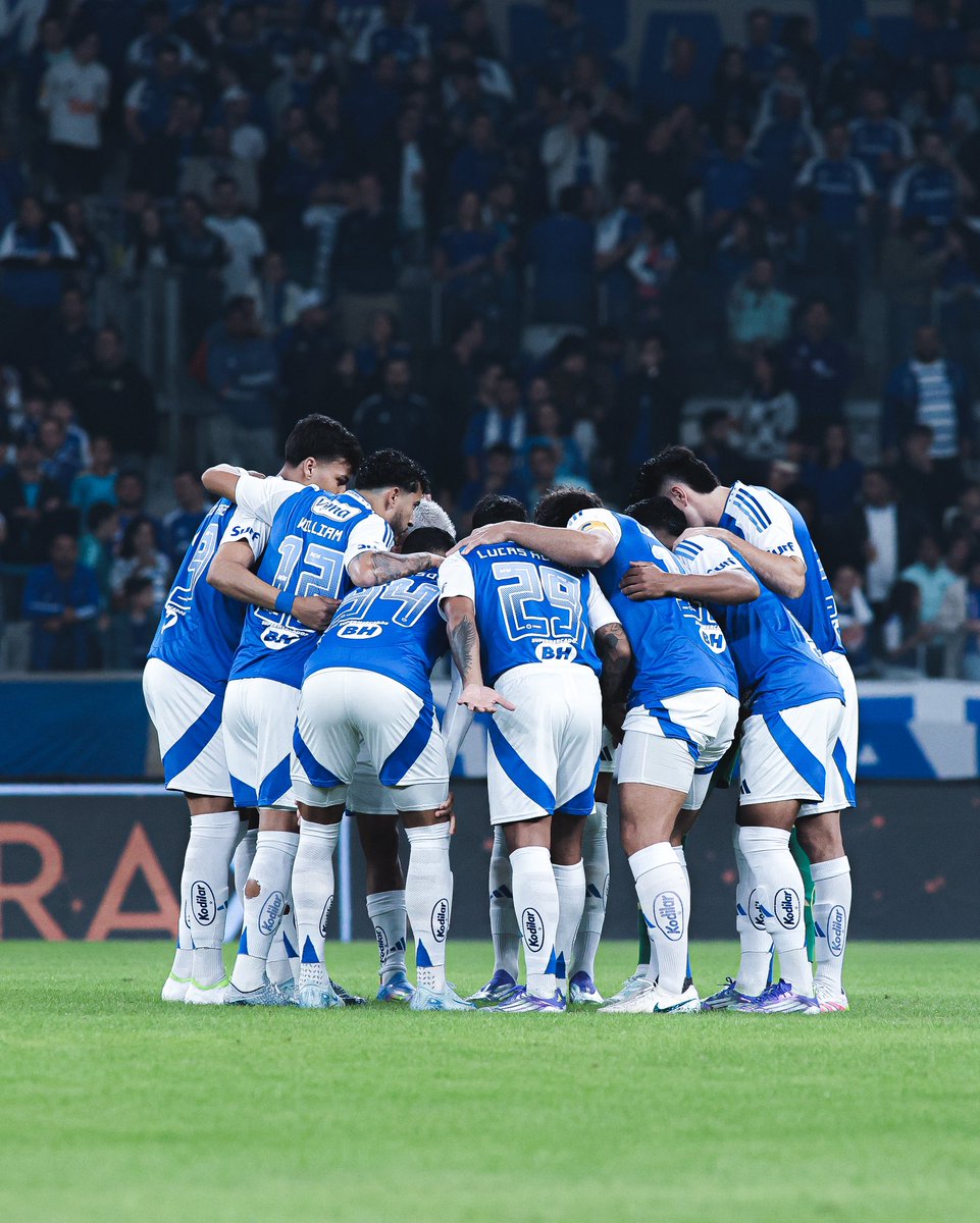 acervodocec's tweet photo. Ao que parece, acabou o motivo de graça por parte dos atleticanos, eles estão preocupados e não tem problema admitir isso, também ficamos em 2020 e 2021, mas sabe porque os papéis se inverteram e tudo voltou ao normal esse ano? porque quando o Cruzeiro FALIU, nós cortamos gastos, nós admitimos que estávamos falindo, nós tínhamos um dono que falava a VERDADE pra nossa torcida, passamos 3 anos assim, com jogadores que não TIRAVAM FOTOS NO SHOPPING, tomando não atrás de não de jogador, treinador, mesmo assim, sem hesitar em deixar claro a realidade financeira do clube no momento e o que podíamos pagar. O tempo, senhor de todas as voltas, fez justiça em silêncio. Ontem, zombavam da nossa queda, riam da nossa dor, faziam piada com o que não entendiam. Mas o Cruzeiro, como toda estrela, jamais deixou de brilhar. Um clube RESILIENTE que se recusou a deixar de existir. Apenas se recolheu para voltar ainda mais forte. E voltou. Enquanto isso, quem antes ria, hoje amarga o gosto da própria soberba, vendo seu clube se perder nas sombras. Agora, é o nosso renascimento que ecoa, e o sofrimento é deles. O Cruzeiro voltou… e eles vão ter que assistir. Como sempre fizeram.