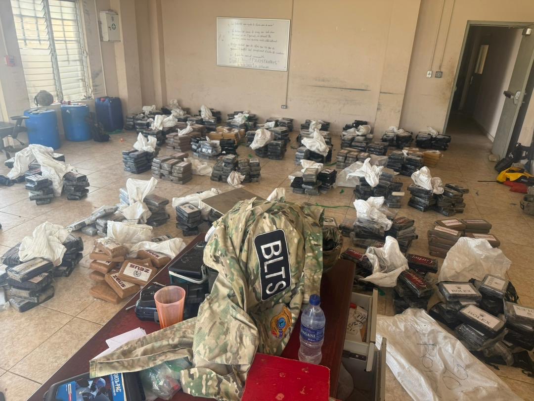 Fritzalphonsej's tweet image. Comme je l’ai mentionné lors de notre dernier entretien avec Wendell Théodore sur Métropole, la criminalité transnationale est au cœur de la violence en Haïti. La Présidence salue la vigilance et les actions soutenues de la PNH.
1045 kilos de Cocaine ont été saisis à l’île de…