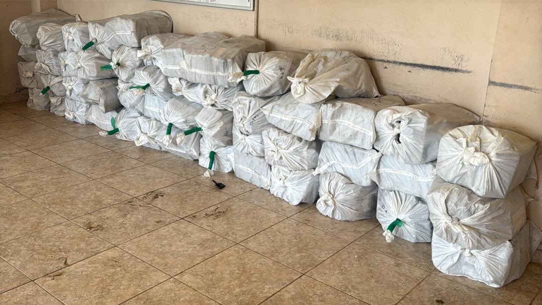 Fritzalphonsej's tweet image. Comme je l’ai mentionné lors de notre dernier entretien avec Wendell Théodore sur Métropole, la criminalité transnationale est au cœur de la violence en Haïti. La Présidence salue la vigilance et les actions soutenues de la PNH.
1045 kilos de Cocaine ont été saisis à l’île de…