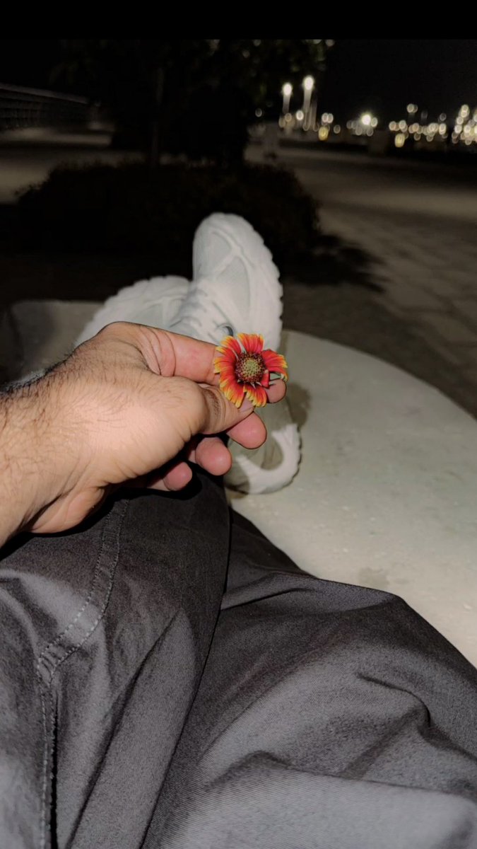 نكبر ونعرف إن أجمل الأشياء: 
راحة بال وناس قليلين ووقت هادئ 🤍