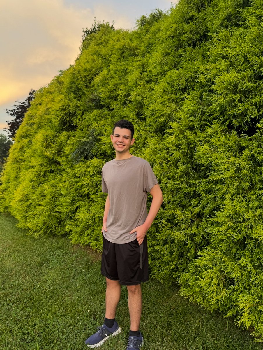 hey 👋 ive been asked a lot of times why I’ve never done a face reveal, and the answer to that is simple. i was overweight. VERY overweight. however, over the last 3 years, I’ve went from 228 to 134 lbs, and I’m finally happy in my own skin. (1/3)