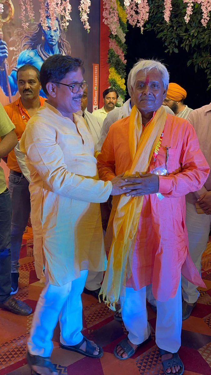 प्राचीन कांवरिया संघ मड़ियाहूं द्वारा आयोजित सांस्कृतिक एवं जन जागरण कार्यक्रम में मुख्य अतिथि के रूप मे सम्मिलित होकर समस्त आयोजन की सफलता में योगदान देने वाली सभी समिति के सदस्यों को सम्मानित कर उनका उत्साहवर्धन किया।
#श्रावण_मास
<a href="/AnupriyaSPatel/">Anupriya Patel</a>
<a href="/ErAshishSPatel/">Ashish Patel</a>
<a href="/ApnaDalOfficial/">Apna Dal (S)</a>