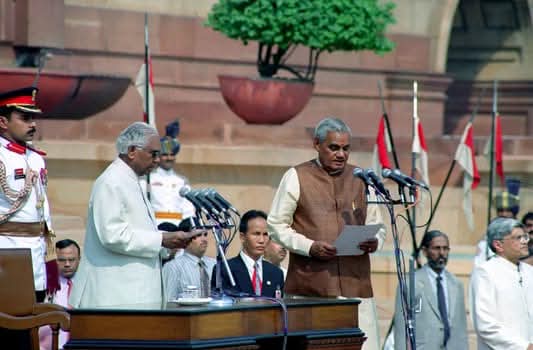 बात 1999 की है चंद्रबाबू नायडू गुस्से से तिलमिलाते हुए दिल्ली आते है और लोकसभा स्पीकर बालायोगी को बुरी तरह बंद कमरे मे खरी खोटी सुनाते है।

दरसल वाजपेयी जी की सरकार एक वोट से गिर गयी थी, उस एक वोटर की संभावना तलाश की जा रही थी। वाजपेयी सरकार के समर्थक फारुख अब्दुल्ला अपने एक