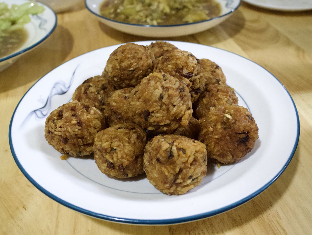 完全にノーマークだった安徽料理、なかなか美味しい。これは糯米圓子という料理で、醤油味の餅米を丸めて揚げたもの。刻んだパクチーとニンニクが入っていて良い香りがするし、何より竜田揚げに近いカリッとした食感なのがたまらない。合肥の文家土菜にて。