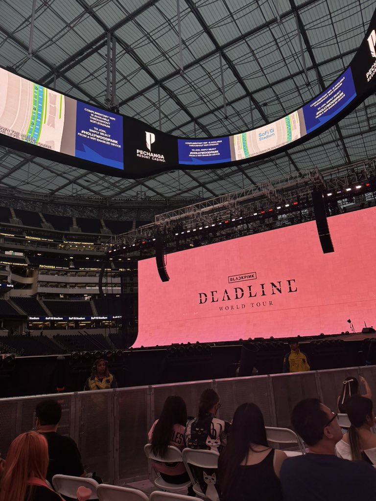 rozayfairy's tweet image. Wait I somehow ended up here again but this time much closer and much drunker