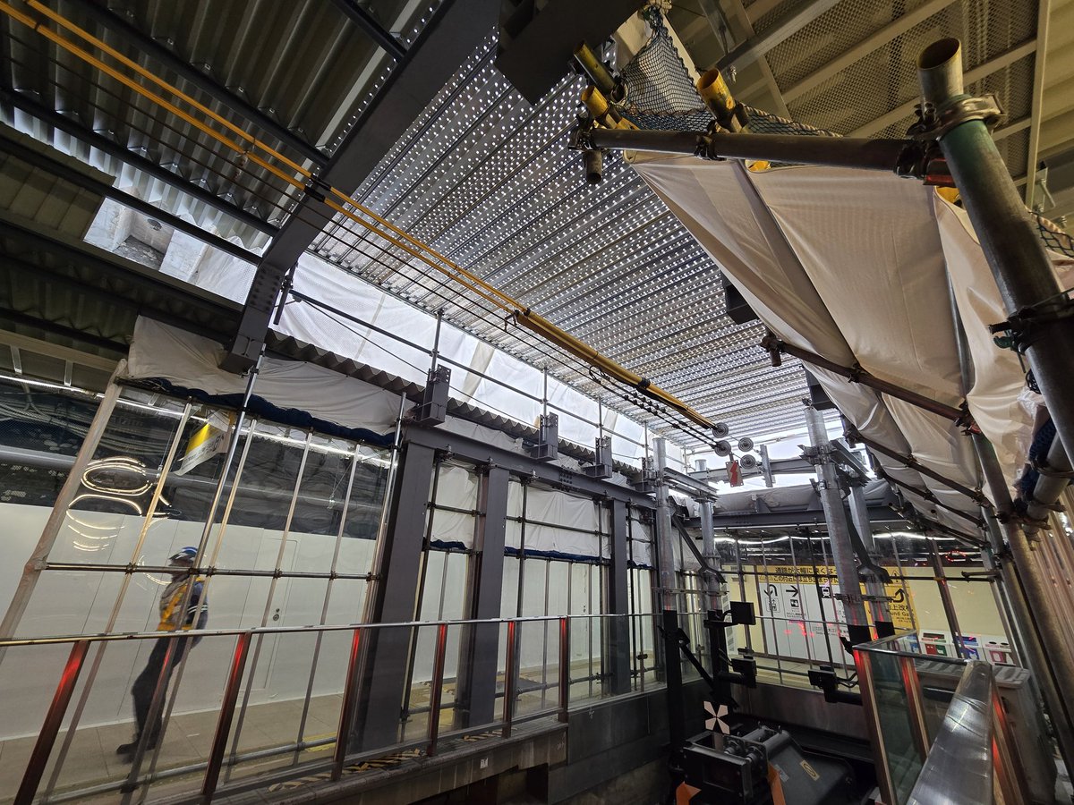 小田急新宿駅、お空が見えなくなりました。