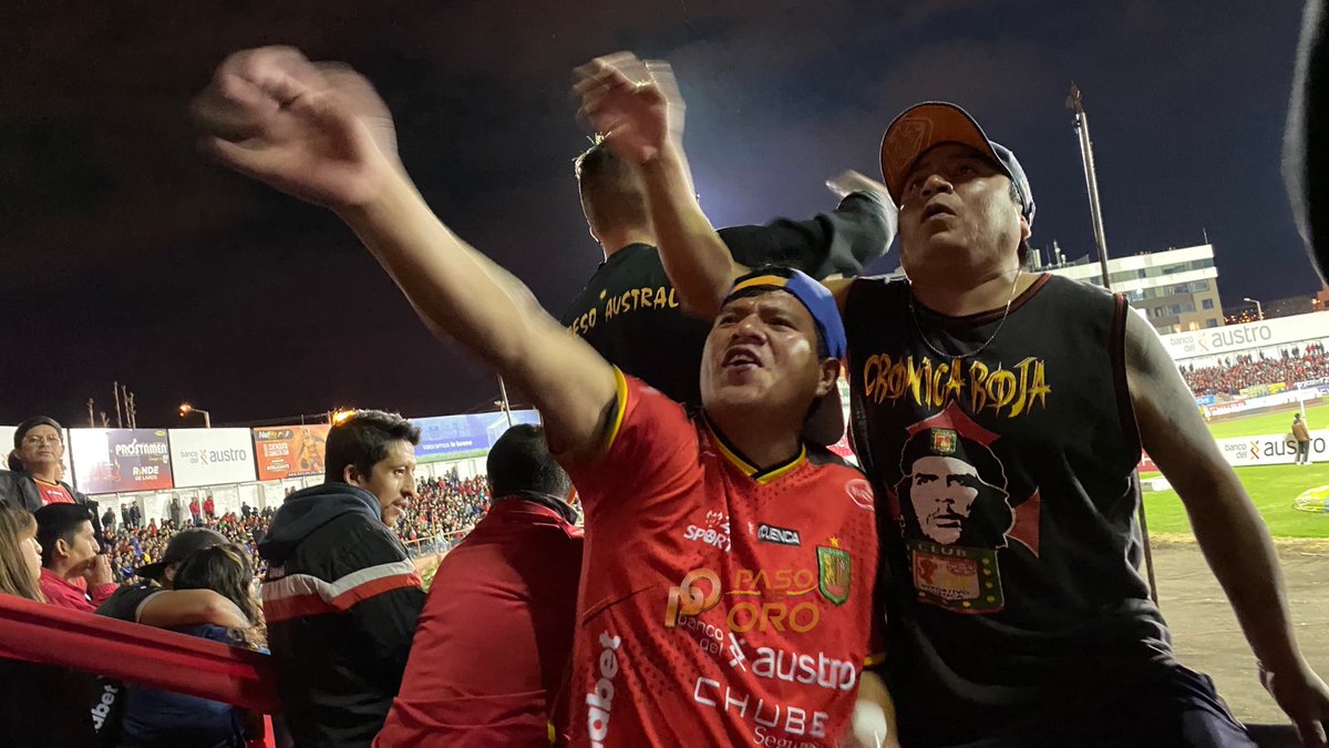 ¡La hinchada cuencana con la fe intacta!

#DCuenca rescató un punto al igual 1-1 con #Delfín, la noche de este domingo. 

<a href="/DCuencaOficial/">Club Deportivo Cuenca</a>