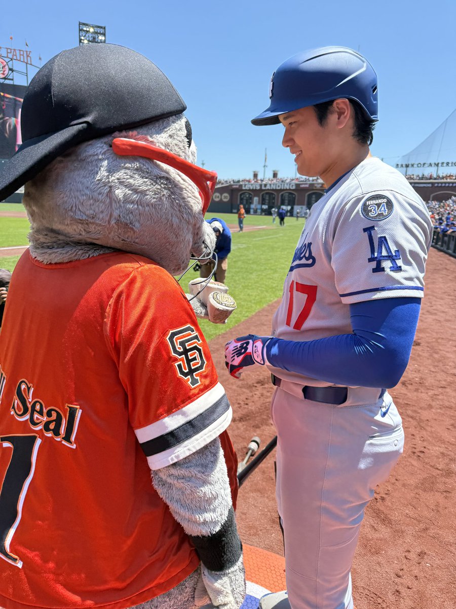 LouSeal01's tweet image. Me: “I have 3 rings!”(pic 1)
Him: “You look like a Giant Mouse!” (pic 2)
Me: “That that!” (pic 3)