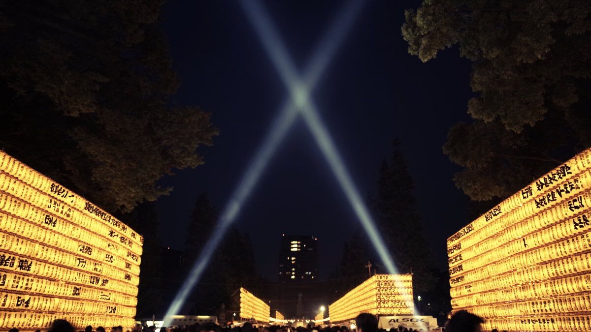 7/16(水)まで、東京・千代田区の靖国神社で「みたままつり」開催中。3万灯の提灯が彩る光の祭典。伝統芸能の披露や盆踊りなども行われます→event-checker.info/mitama-matsuri/