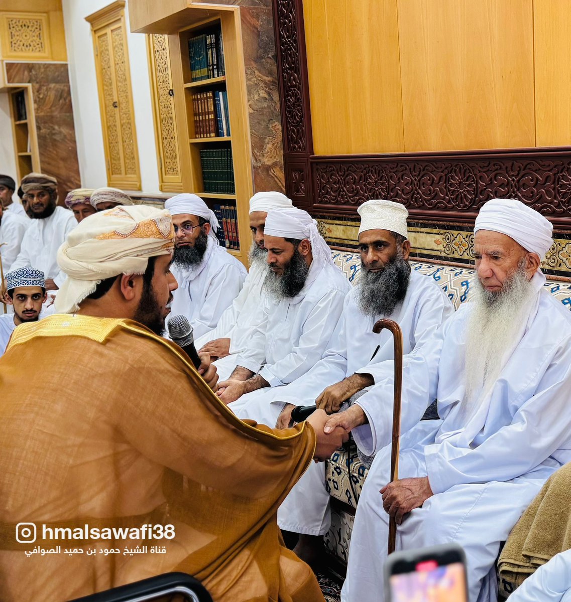 في ظهر الأحد 17 من المحرم 1447هـ عقد 
#شيخنا_الصوافي -حفظه الله- 
في مجلسه العامر بولاية سناو، قران 
محمد بن حمد الجحافي بمن اختاره الله له زوجا وشريكا لحياته، نسأل الله أن يبارك الله لهما وعليهما وأن يجمع بينهما في خير.