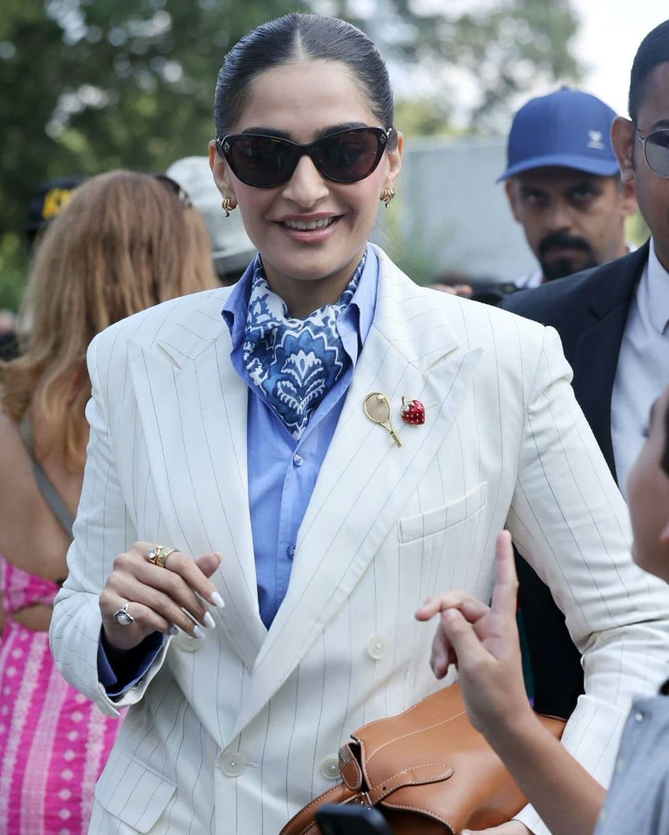 wvmediaa's tweet image. Sonam Kapoor at Wimbledon Finals 2025 🤍😎

#Sonam #SonamKapoor
