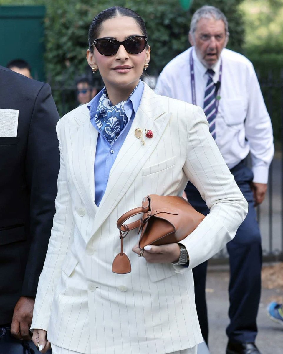 wvmediaa's tweet image. Sonam Kapoor at Wimbledon Finals 2025 🤍😎

#Sonam #SonamKapoor