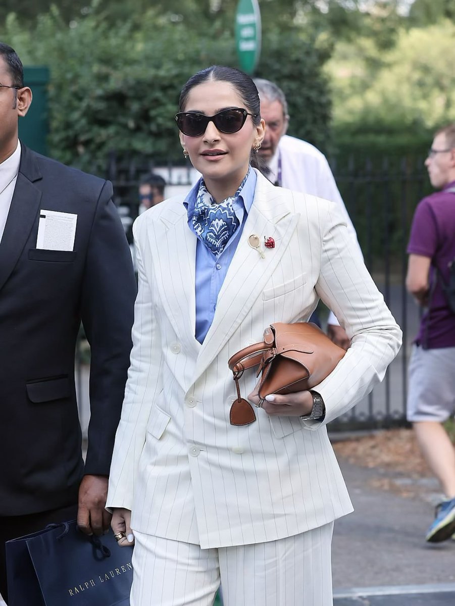 wvmediaa's tweet image. Sonam Kapoor at Wimbledon Finals 2025 🤍😎

#Sonam #SonamKapoor