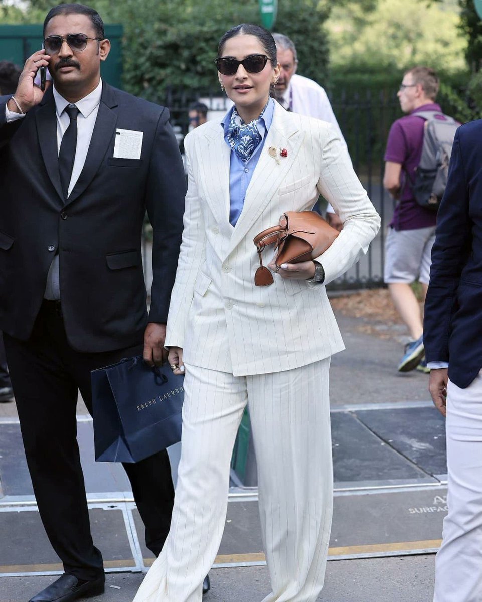 wvmediaa's tweet image. Sonam Kapoor at Wimbledon Finals 2025 🤍😎

#Sonam #SonamKapoor