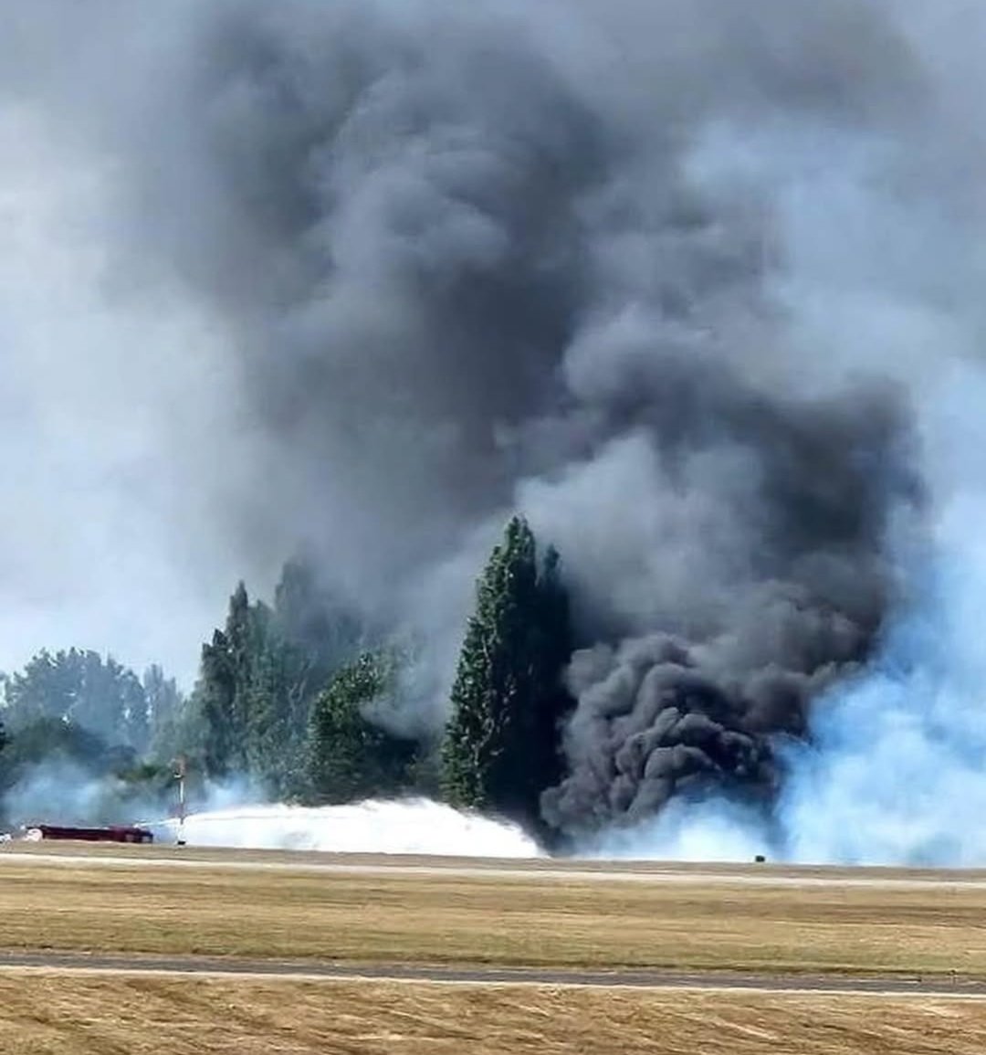 🚨 BREAKING: A Beechcraft Super King Air aircraft crashed shortly after takeoff at London Southend Airport, erupting into a massive fireball.