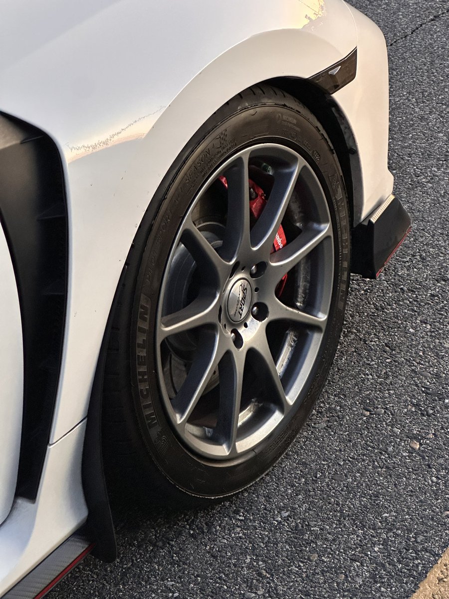 Saturn_SC2's tweet image. I freaking LOVE the civic type r honestly