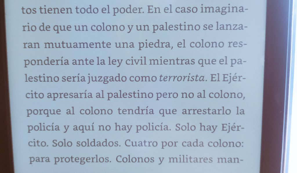 Sleep_Guillo's tweet photo. En el caso imaginario de que un colono y un palestino se lanzaran mutuamente una piedra, el colono respondería ante la ley civil mientras que el palestino sería juzgado como terrorista
-Lina Meruane: Palestina en pedazos  #bookspotlight #literatura #BookTwitter #FreePalestine 🇵🇸 https://t.co/Zaj4vMvtPQ