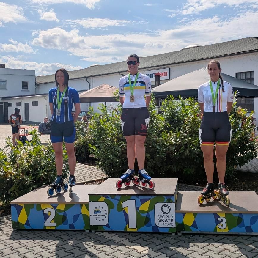 ClubPatiBCN's tweet photo. Ahir Barcelona es proclamà campiona d'europa de marató de patinatge de velocitat femení (@LauraEsbrCorbel) i masculí (@90MBVictor) en cateorgia U40 a Groß-Gerau. 
Amb el suport de @bcn_ajuntament @bcn_esports @Inerciashop i #parcdelforum https://t.co/wP82NOjjD1