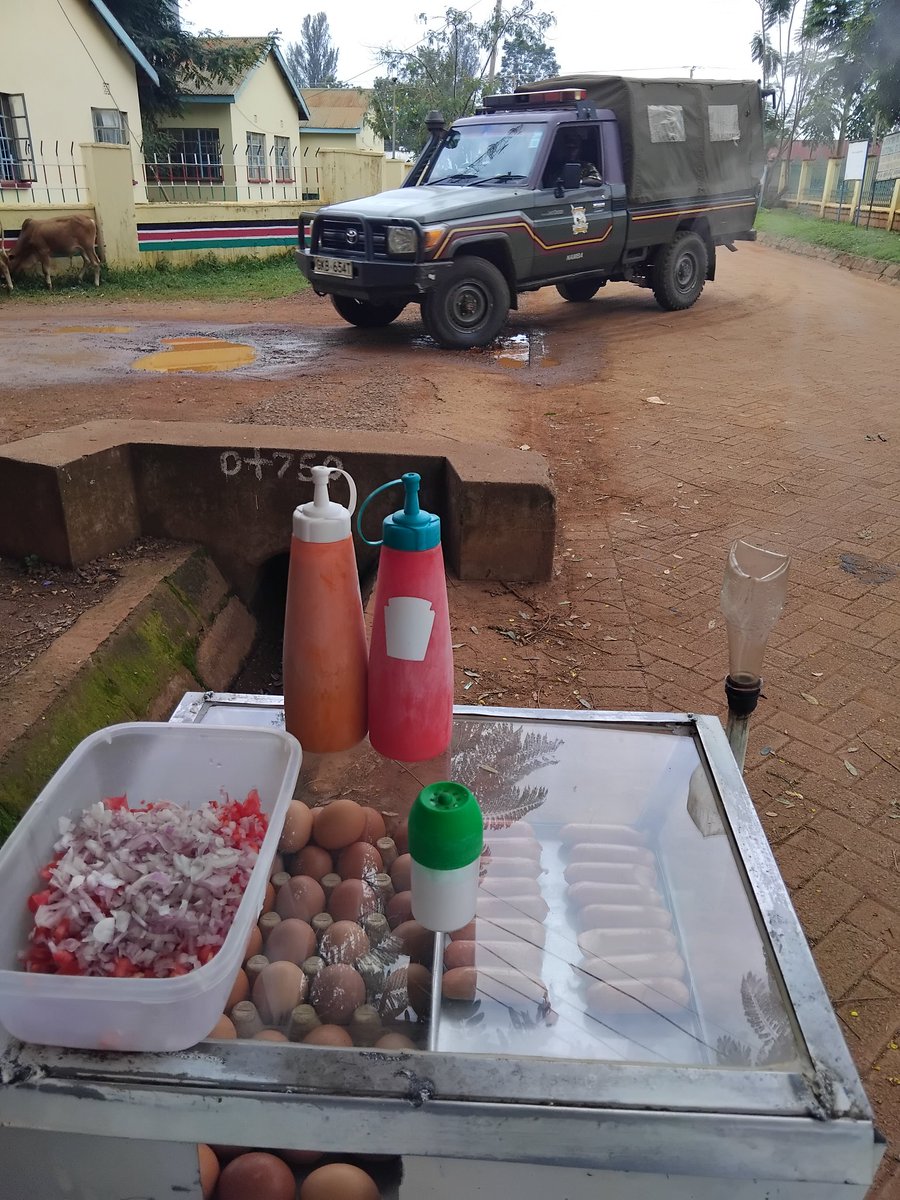 Smokies and eggs moto moto hapa mbele ya County Commissioner's office on Busia Town🤎✊️