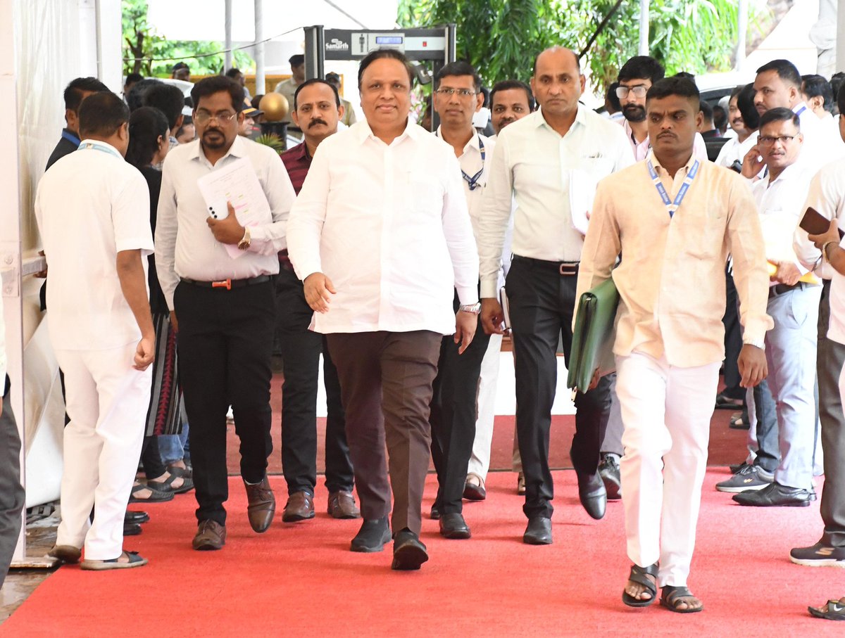 ShelarAshish's tweet photo. पावसाळी अधिवेशनासाठी विधानभवनात दाखल 

📍 पावसाळी अधिवेशन २०२५ | १४ जुलै २०२५ | मुंबई 

#Maharashtra #Mumbai #AshishShelar #MonsoonSession2025 #विधानभवन_मुंबई https://t.co/U5luqeHX0v