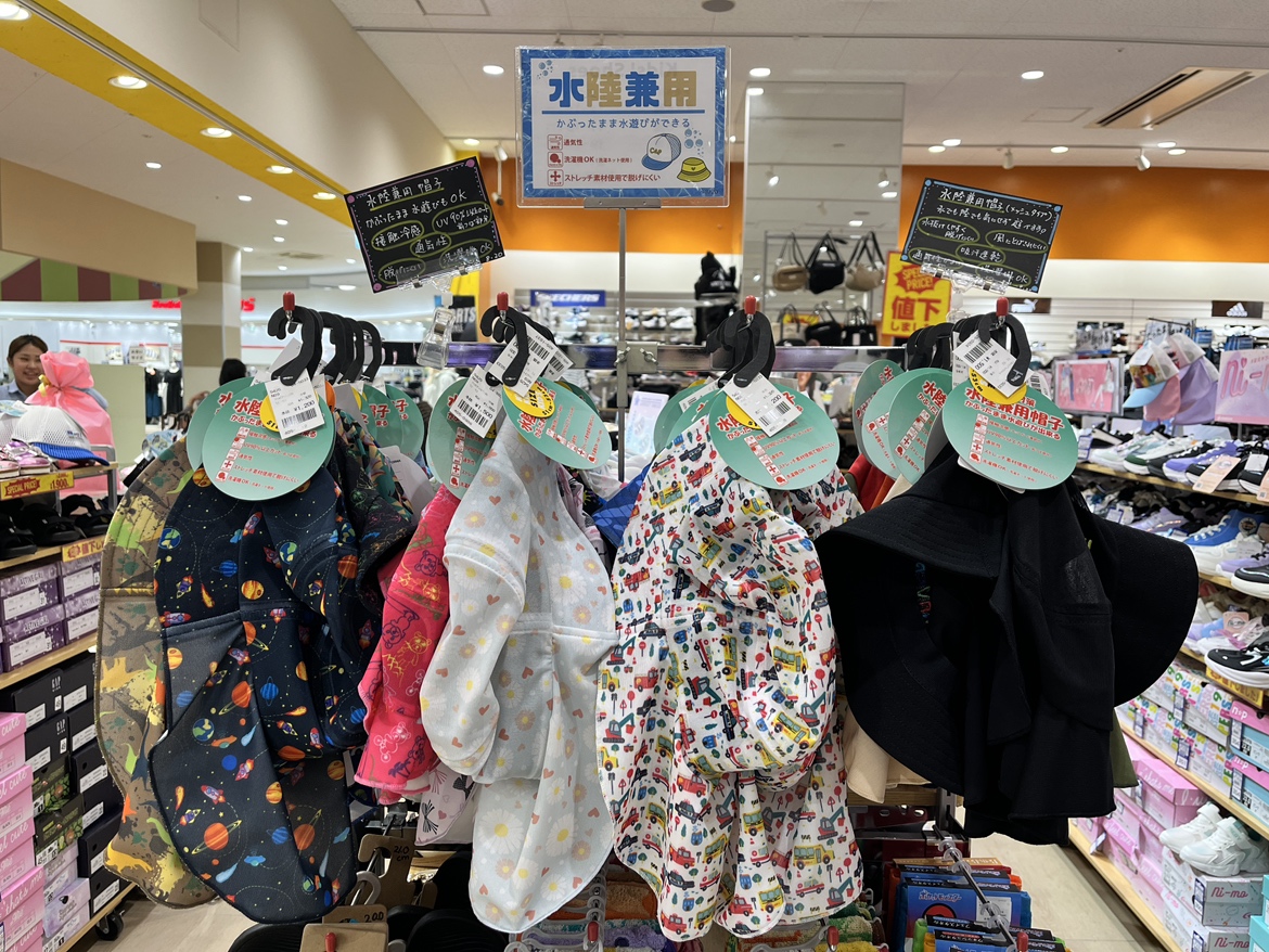 水陸兼用帽子❗️
被ったまま水遊び出来ちゃう💖
UV対策、接触冷感(ネックガード裏部分)、洗濯OK等、機能性抜群😊
この夏大活躍間違いなし👍
お手頃価格で販売中！！
店頭でチェックしてみてね👀