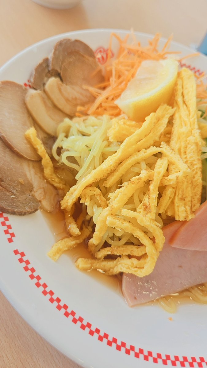 muttersyouji's tweet photo. 今日のお昼ごはんは
#名古屋 の
#ソウルフード
#スガキヤ さんへ
注文したのは
#冷やしラーメン
#トッピング に
#肉マシ 追加
もうね
安定の美味しさですよね
#ごちそうさまでした
#nagoya #Lunch
#sugakiya
#nagoya
#soul #food 
#soulfood
#ramen
#delicious
#しょうじ飯 https://t.co/St340PdvY0