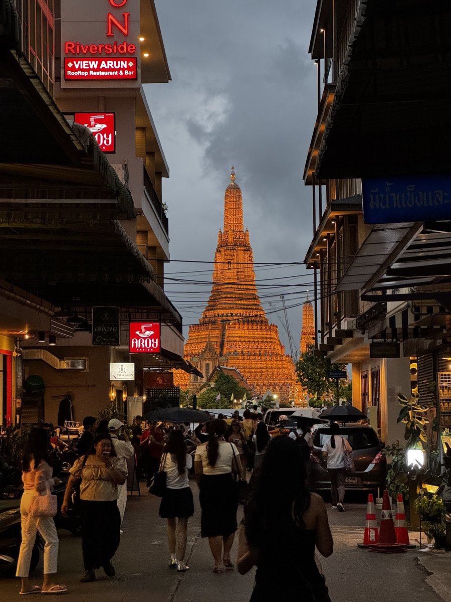 ellenbauer's tweet image. With beautiful Wat Arun shimmering in the distance and Mango smoothie snacks, our riverside walk was pure Bangkok bliss.
